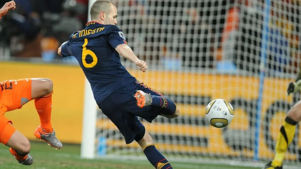 Andrés iniesta anotando el gol para darle la victoria a España en la final del mundial del 2010 
