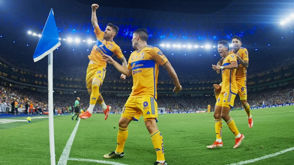 Tigres celebrando en la casa de los Rayados de Monterrey