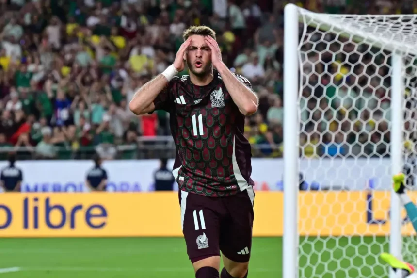 Santiago Gimenez con la selección mexicana