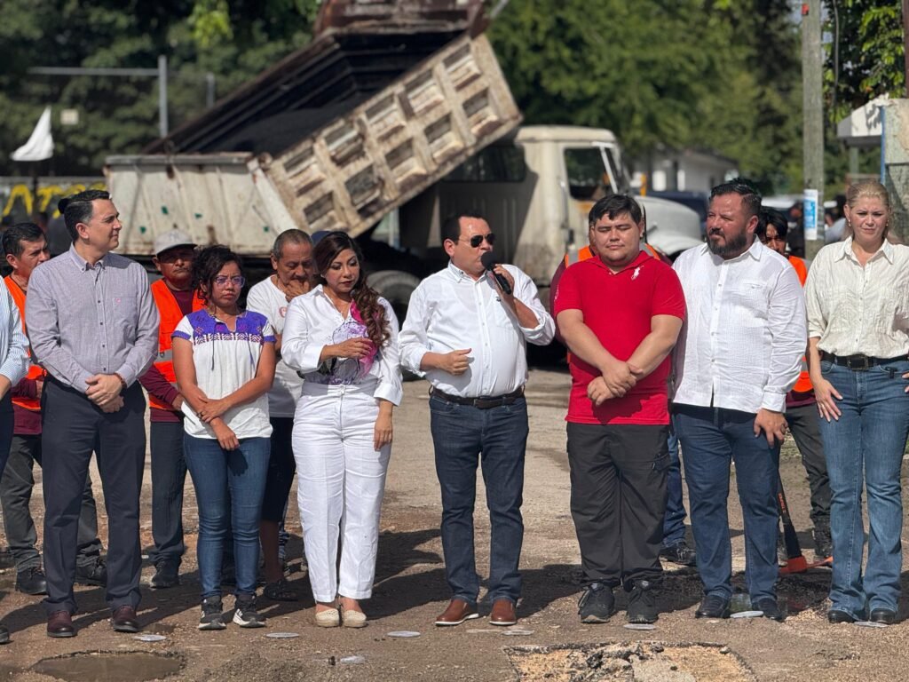 Huacho Díaz Mena presente en avances del programa bacheo en calles de Mérida