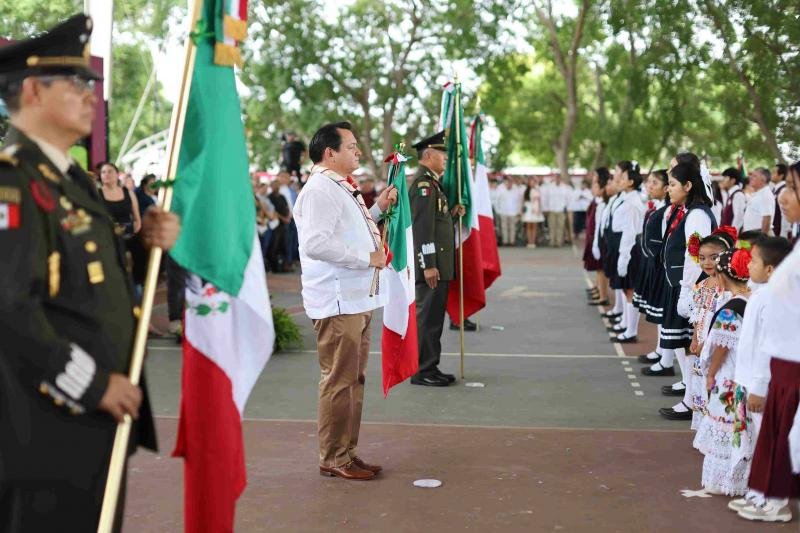 Joaquín Díaz Mena encabezó la conmemoración del CCIV aniversario del Día de la Bandera.