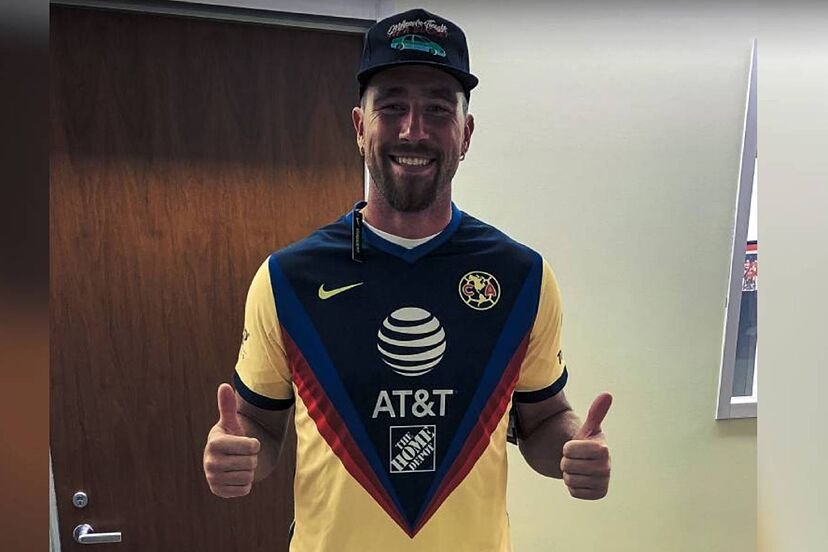 Travis Kelce y Taylor Swift reciben jersey del América en Opening Night del Super Bowl LIX