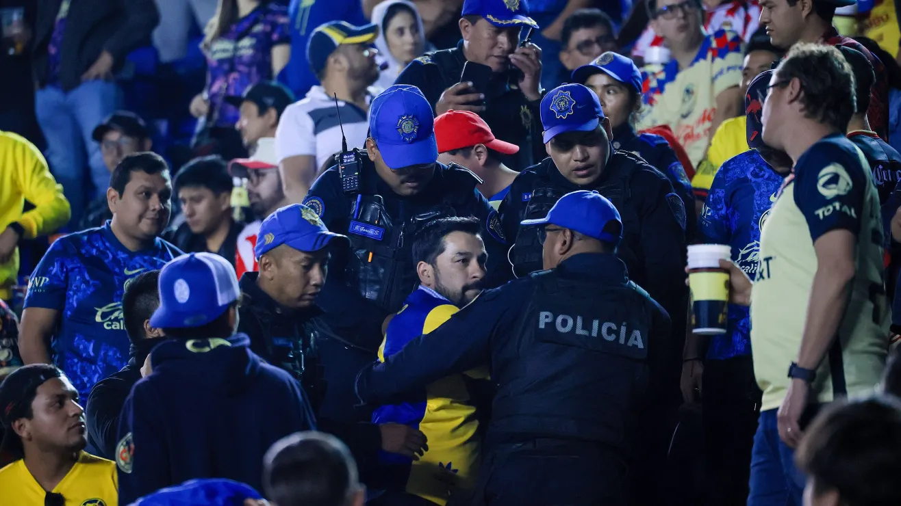 Policías golpean a fan de Chivas al terminar el partido [VIDEO]