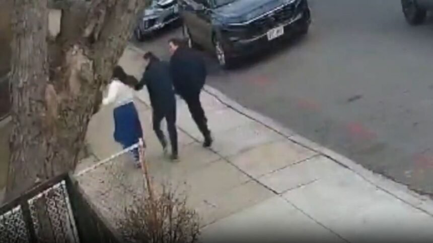 Familia se salva por centímetros de ser aplastada por un árbol en Brooklyn | VIDEO