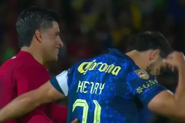 Henry Martín le dio misterioso objeto al árbitro en la final ¿Qué era?