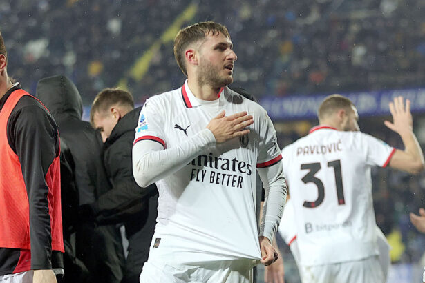 Video | Santiago Gimenez es EXPULSADO ante la Roma por codazo al rival