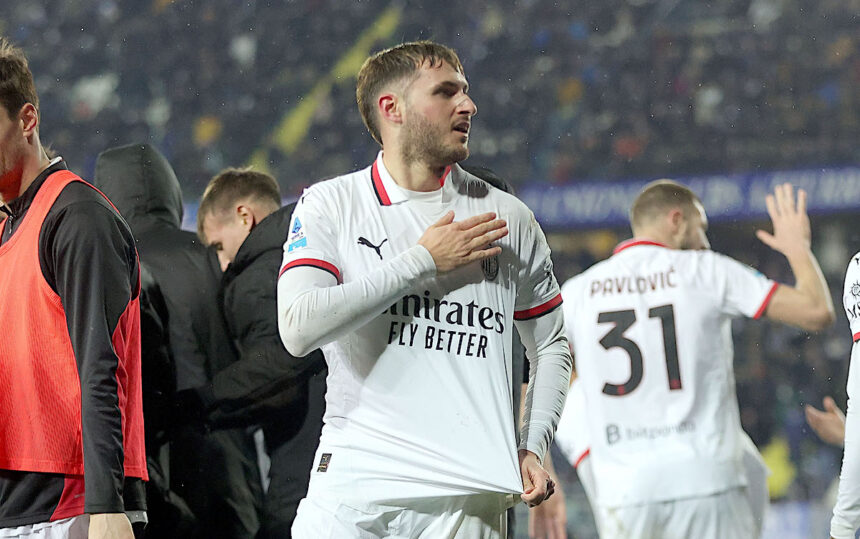 Video | Santiago Gimenez es EXPULSADO ante la Roma por codazo al rival