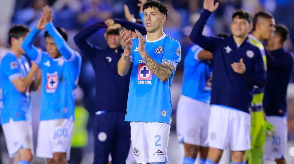 Cruz Azul gana de local con un jugador menos y se lleva ventaja frente al América en Semis