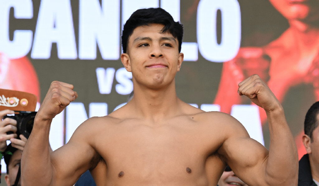 El boxeador mexicano Jaime Munguía enfrenta una posible revocación de su triunfo sobre Bruno Surace tras arrojar positivo en dos controles antidopaje.Jaime Munguía, peleador mexicano originario de Tijuana, está en el centro de la controversia después de que la Asociación Voluntaria Antidopaje (VADA) reportó dos resultados positivos en pruebas realizadas antes y después de su combate ante el francés Bruno Surace. El primer resultado adverso, notificado el 29 de mayo, reveló la presencia de metabolitos de testosterona de origen exógeno, una sustancia prohibida en el boxeo profesional.Segunda prueba también da positivo para Jaime Munguía
Munguía tuvo un plazo de 10 días para solicitar la apertura de la muestra B, con la esperanza de revertir el resultado inicial. Sin embargo, el 17 de junio, el medio especializado The Ring informó que la segunda muestra también dio positivo por testosterona sintética. Esto podría traducirse en la revocación de su victoria y en que el combate sea declarado “No contest”.De confirmarse la sanción, Munguía enfrentaría las medidas disciplinarias del BBBofC (British Boxing Board of Control). El boxeador mexicano y su promotor, Fernando Beltrán, viajaron a Utah, Estados Unidos, para presenciar la apertura de la muestra B y conocer los resultados.El comunicado del equipo Munguía y su posible defensa
Tras el primer resultado, el equipo de Munguía publicó un comunicado en el que aseguró que esta es la primera vez en su carrera que enfrenta un positivo en más de 100 controles antidopaje. Además, señalaron que la testosterona exógena puede ingresar al cuerpo humano de manera no intencional.“El compuesto, al igual que muchas sustancias prohibidas, puede ingresar al cuerpo de diversas maneras y no únicamente por consumo intencional”, menciona el comunicado.Después del segundo resultado positivo, ni Jaime Munguía ni su equipo han dado declaraciones públicas. El caso sigue en análisis y podría tener consecuencias importantes para el futuro del boxeador mexicano.Sigue en 90total todas las noticias, reacciones y actualizaciones sobre el caso de Jaime Munguía y el impacto en su carrera deportiva.