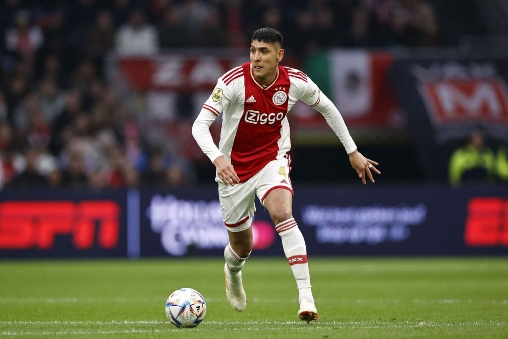 Edson Álvarez dentro de los 100 mejores jugadores en la historia del Ajax