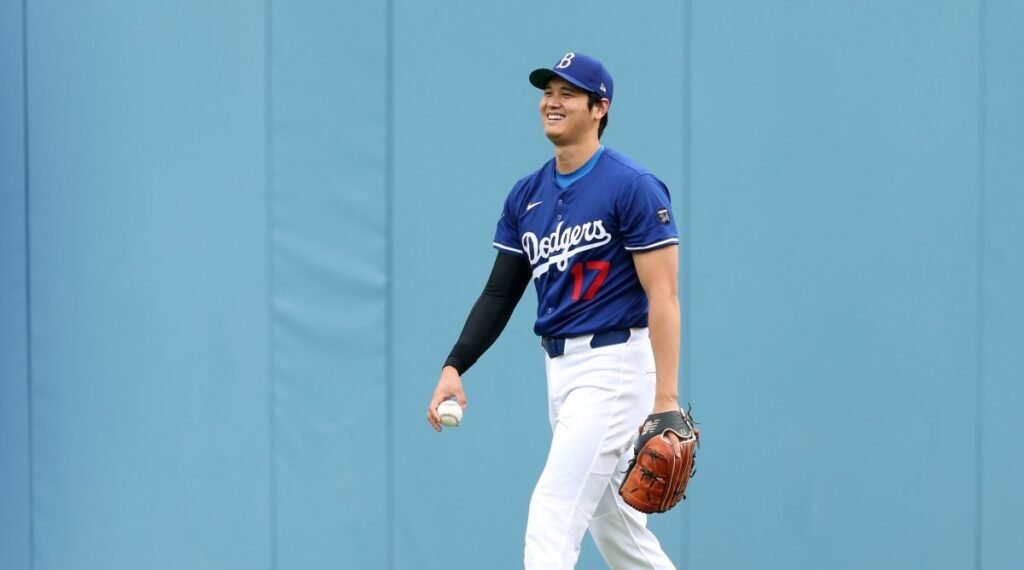 shohei-ohtani-warms-before-game