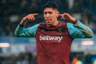 Edson Álvarez podría salir del West Ham en este mercado de fichajes