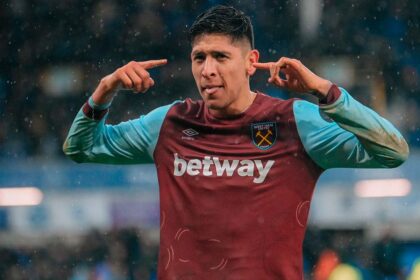 Edson Álvarez podría salir del West Ham en este mercado de fichajes