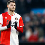 El delantero mexicano Santiago Giménez regresará a Feyenoord este fin de semana, ya que el club le rendirá un homenaje especial durante el partido inaugural de la nueva temporada ante el Wolfsburg. En un comunicado oficial, el equipo de Róterdam anunció que el atacante será reconocido a mitad del encuentro con una vuelta de honor frente a la afición en el estadio De Kuip, como una forma de despedida que quedó pendiente desde su salida.