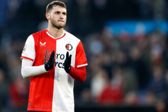 El delantero mexicano Santiago Giménez regresará a Feyenoord este fin de semana, ya que el club le rendirá un homenaje especial durante el partido inaugural de la nueva temporada ante el Wolfsburg. En un comunicado oficial, el equipo de Róterdam anunció que el atacante será reconocido a mitad del encuentro con una vuelta de honor frente a la afición en el estadio De Kuip, como una forma de despedida que quedó pendiente desde su salida.