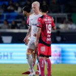 Marco Reus intercambia playera con Gilberto Mora en el Galaxy vs Xolos de la Leagues Cup