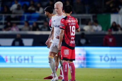 Marco Reus intercambia playera con Gilberto Mora en el Galaxy vs Xolos de la Leagues Cup