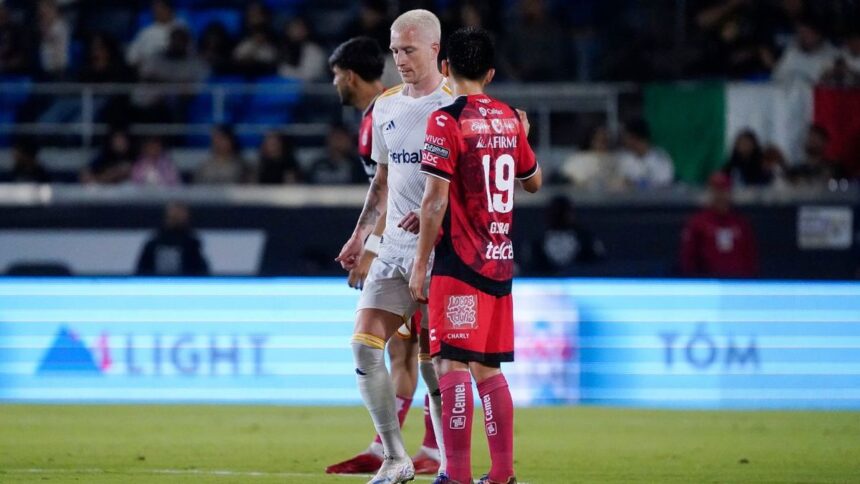 Marco Reus intercambia playera con Gilberto Mora en el Galaxy vs Xolos de la Leagues Cup