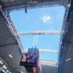 Interior del AT&T Stadium en Arlington con el techo abierto, el 30 de octubre de 2022