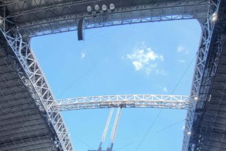 Interior del AT&T Stadium en Arlington con el techo abierto, el 30 de octubre de 2022