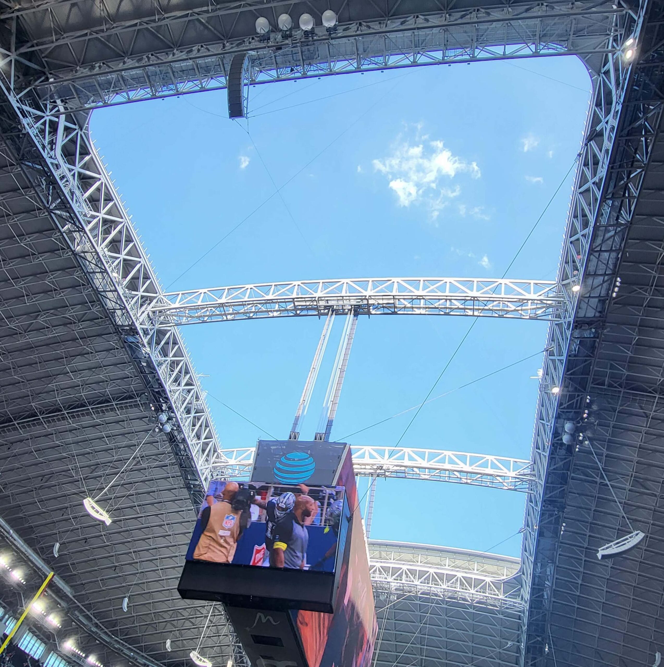 Interior del AT&T Stadium en Arlington con el techo abierto, el 30 de octubre de 2022