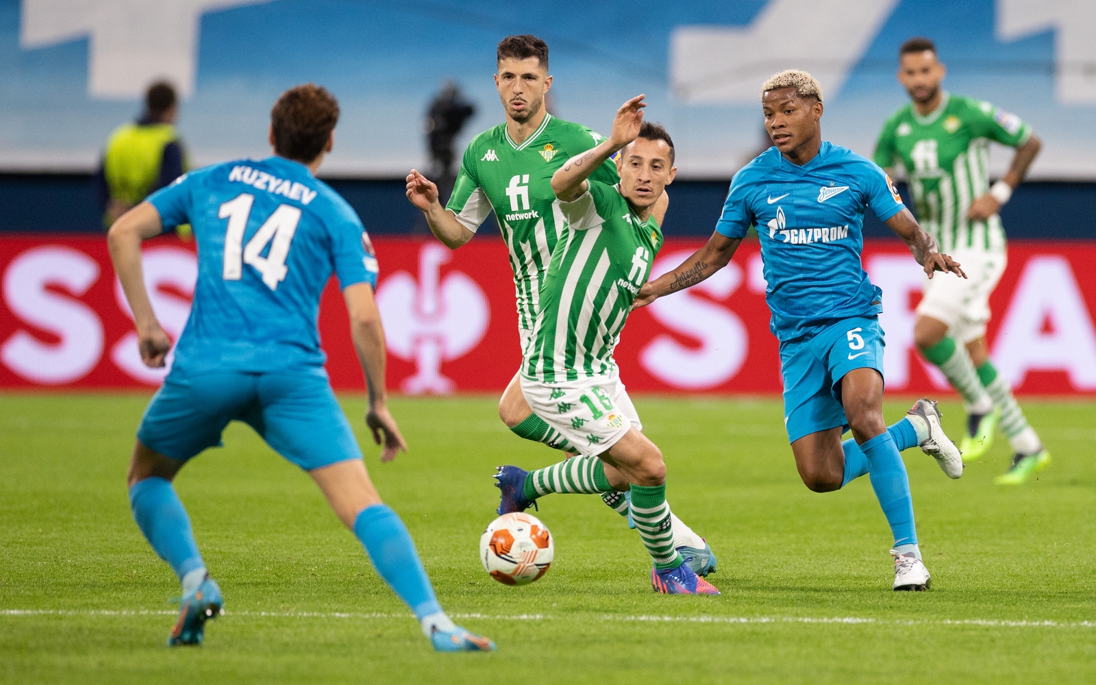 Andrés Guardado disputa el balón con el uniforme de Betis frente a Zenit en febrero de 2022