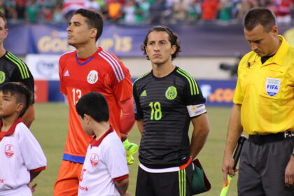 Andrés Guardado con el uniforme negro y el gafete de capitán de México en la Copa Oro de julio de 2015
