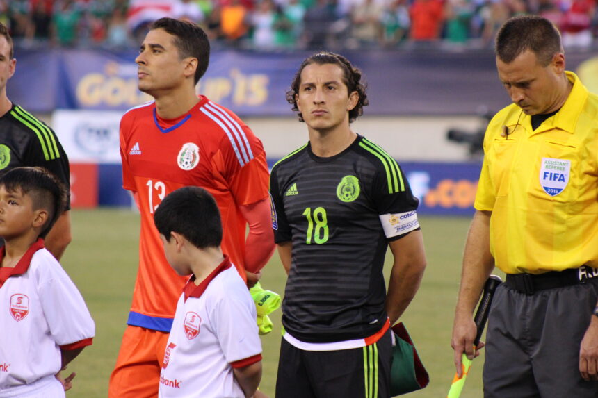 Andrés Guardado con el uniforme negro y el gafete de capitán de México en la Copa Oro de julio de 2015