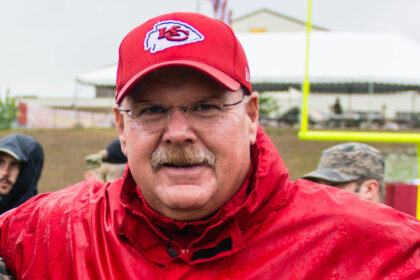 Andy Reid con gorra y camiseta de Chiefs durante el campamento de agosto de 2018