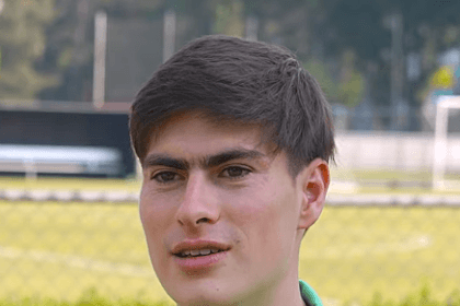 Armando Hormiga González con ropa de la selección mexicana en una entrevista de 2025