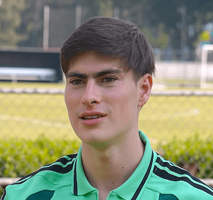 Armando Hormiga González con ropa de la selección mexicana en una entrevista de 2025