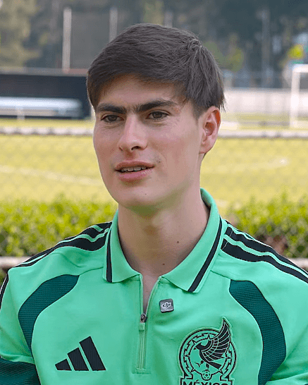 Armando Hormiga González con ropa de la selección mexicana en una entrevista de 2025