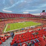 Cancha y gradas de Arrowhead Stadium con aficionados en octubre de 2019