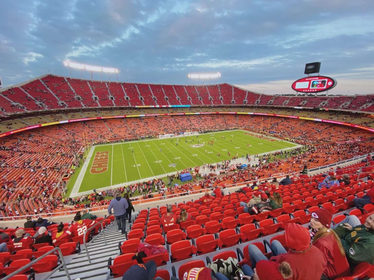 Cancha y gradas de Arrowhead Stadium con aficionados en octubre de 2019