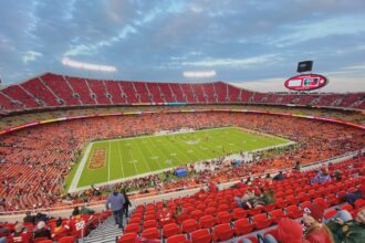 Cancha y gradas de Arrowhead Stadium con aficionados en octubre de 2019