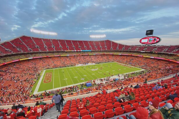Cancha y gradas de Arrowhead Stadium con aficionados en octubre de 2019