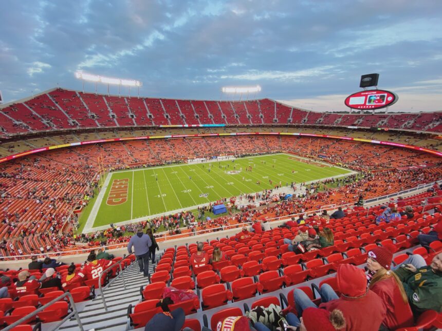 Cancha y gradas de Arrowhead Stadium con aficionados en octubre de 2019