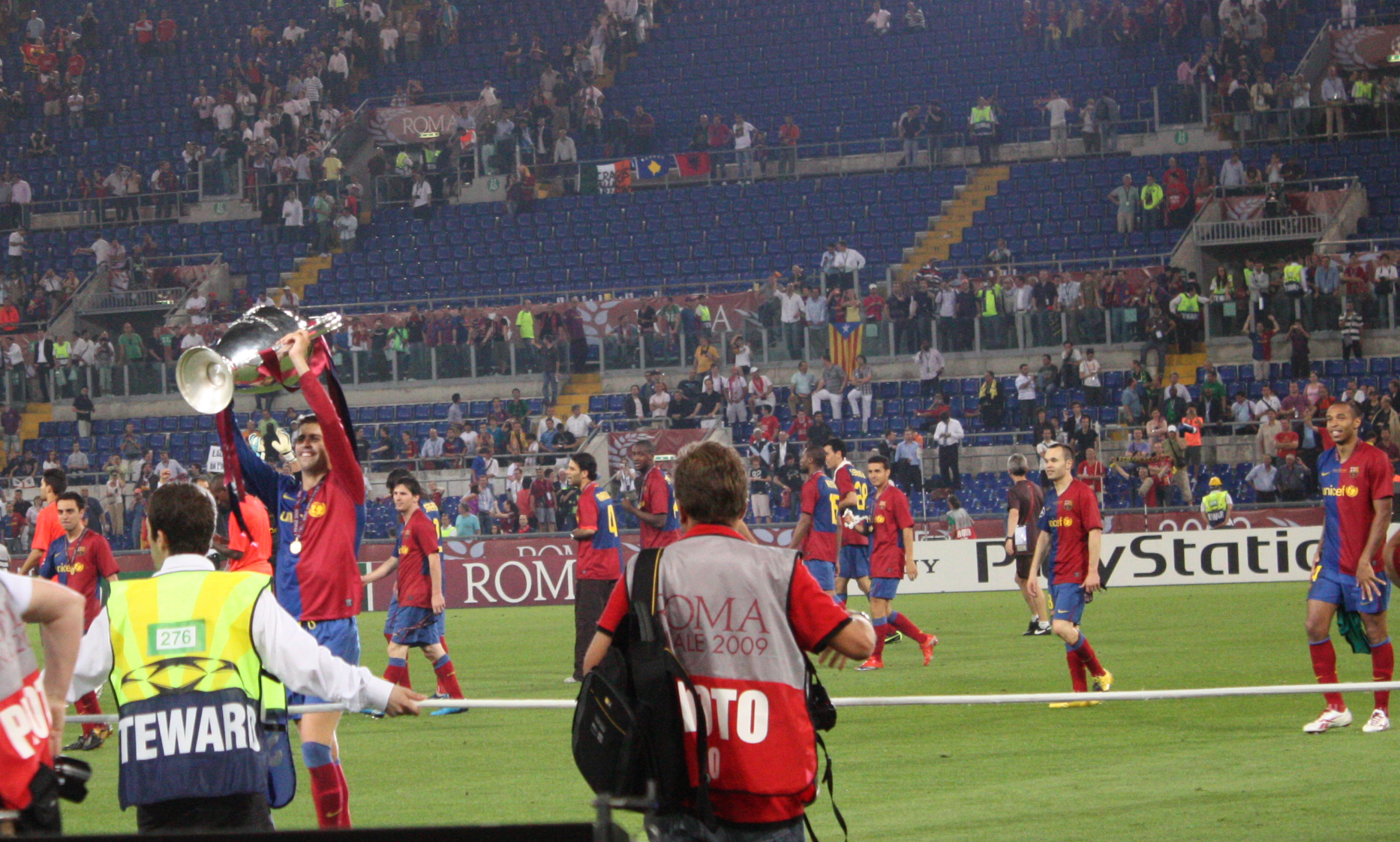 Piqué levanta la Champions League junto al plantel de Barcelona tras la final de Roma en 2009