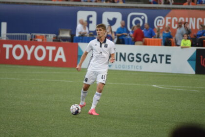 Brandon Aubrey controla el balón con Bethlehem Steel FC ante Cincinnati en junio de 2018