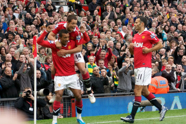 Chicharito salta sobre la espalda de Nani, con Ryan Giggs a la derecha, durante un festejo de Manchester United en 2010