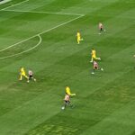 Jugadores de Chivas y América disputan un partido en el Estadio Akron en marzo de 2025