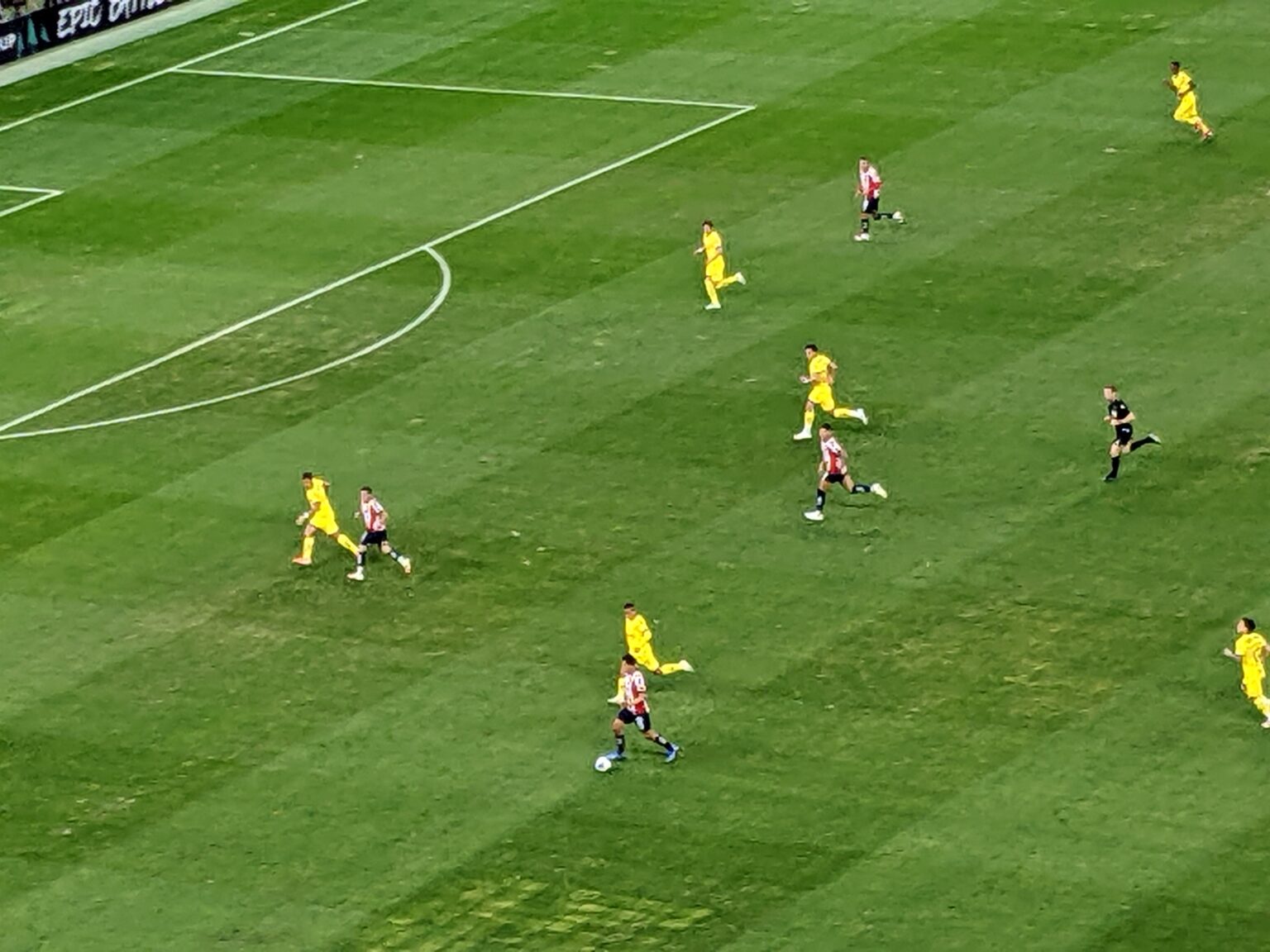 Jugadores de Chivas y América disputan un partido en el Estadio Akron en marzo de 2025