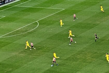 Jugadores de Chivas y América disputan un partido en el Estadio Akron en marzo de 2025