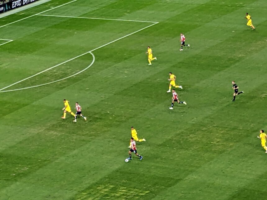 Jugadores de Chivas y América disputan un partido en el Estadio Akron en marzo de 2025