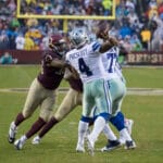 Dak Prescott lanza el balón con Dallas Cowboys durante un partido ante Washington en octubre de 2017
