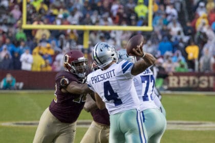 Dak Prescott lanza el balón con Dallas Cowboys durante un partido ante Washington en octubre de 2017