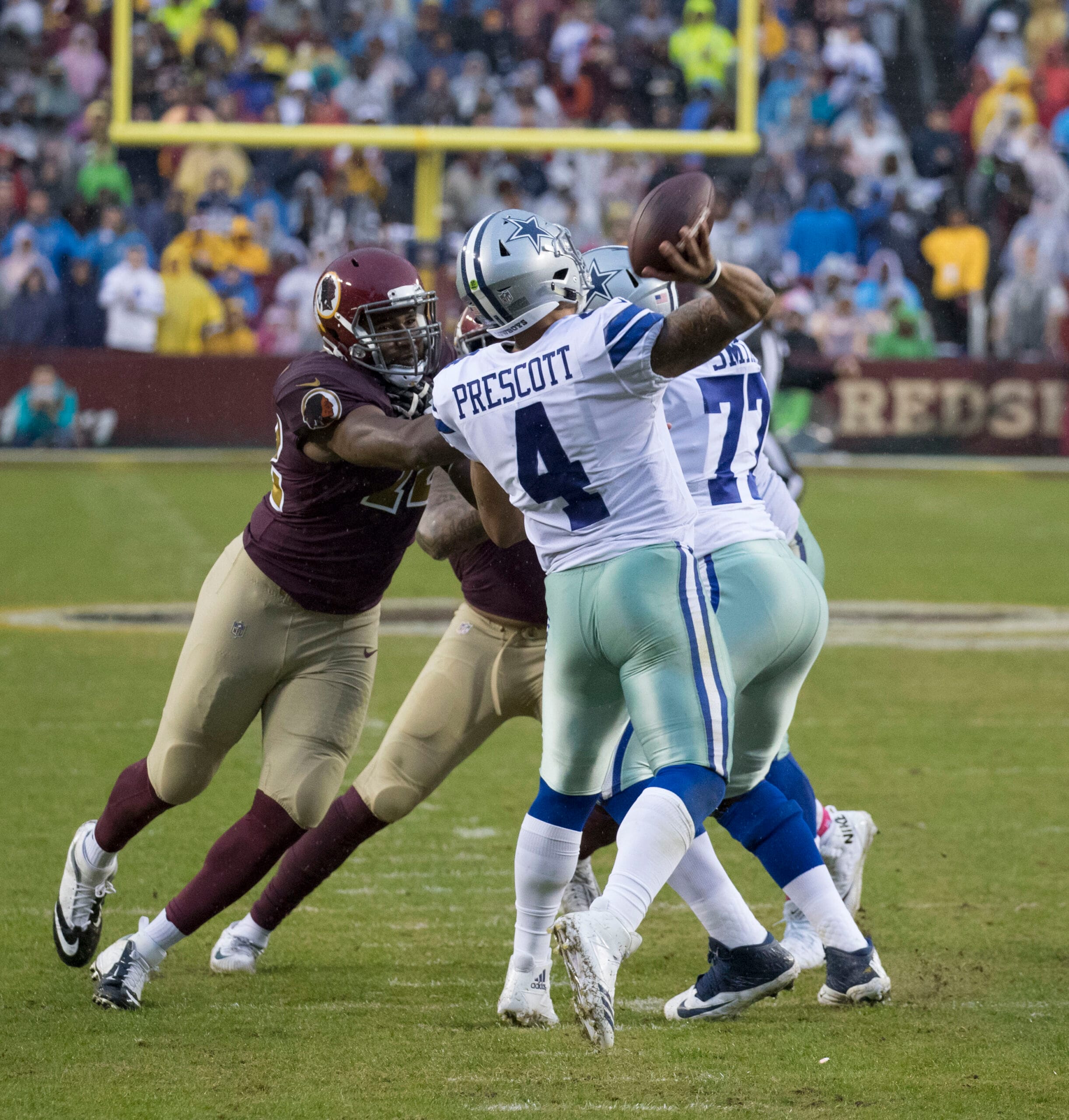 Dak Prescott lanza el balón con Dallas Cowboys durante un partido ante Washington en octubre de 2017