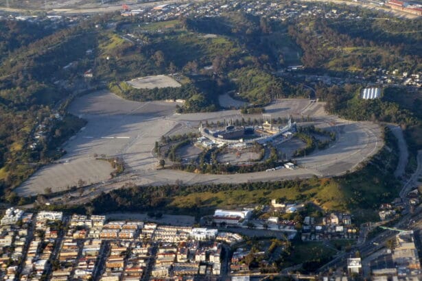 Vista aérea del Dodger Stadium y sus estacionamientos, en una fotografía de archivo de abril de 2024.