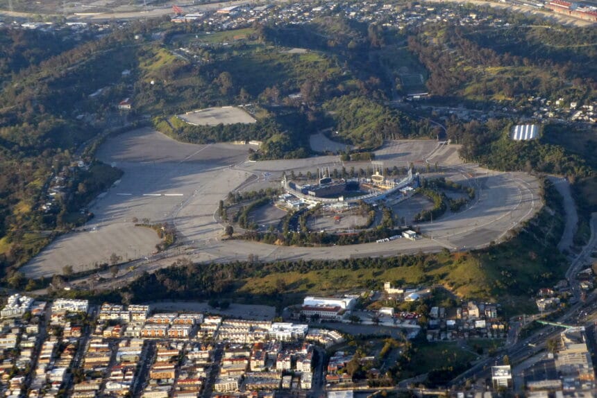 Vista aérea del Dodger Stadium y sus estacionamientos, en una fotografía de archivo de abril de 2024.