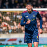 Edson Álvarez con uniforme azul de Ajax durante un encuentro en abril de 2023